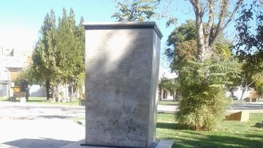 El gobierno se comprometió a restituir el monumento de Alfonsín dañado