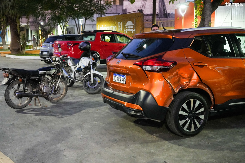 La moto impactó contra el costado trasero derecho de la camioneta.