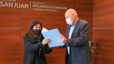 Diez emprendedores de la economía social recibieron su carnet de monotributo