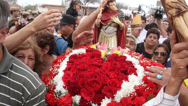 Una procesión que tuvo dos imágenes de San Expedito
