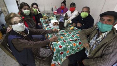 Con ruegos de cuidado y responsabilidad, habilitan reuniones para las fiestas sin límite de gente