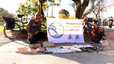 En bicicleta: son de Tierra del Fuego, están por San Juan y quieren llegar a Alaska