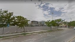 En el estacionamiento de este conocido supermercado se dio el robo al cliente.&nbsp;