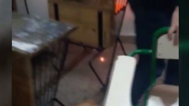 Viral: un video con chicos de la Escuela Industrial quemando un banco