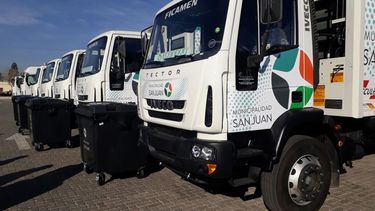 El estacionamiento del Bicentenario, copado de máquinas y camiones