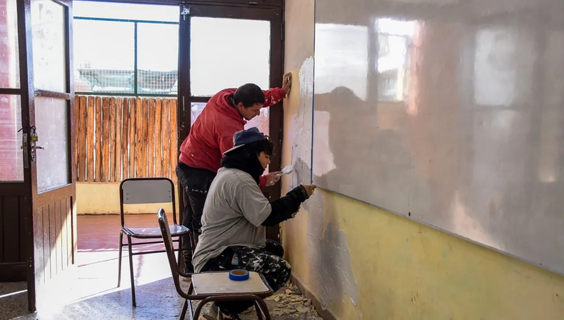 Durante las vacaciones de invierno se realizó reparaciones y se pintó las paredes de 30 escuelas de la provincia.