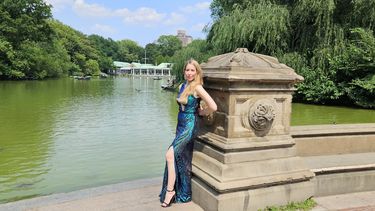 Belén Ramet, en Central Park luciendo el diseño de Gladys Montilla