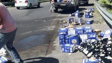 ¡Qué mala pata!: se le cayeron botellas de fernet en plena Ruta 40