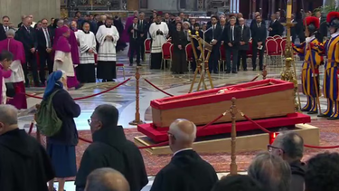 Quién es la mujer que logró saltar el protocolo para despedir a su amigo el papa Francisco