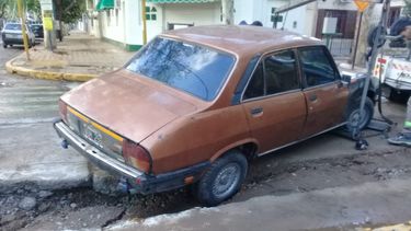 Un auto terminó hundido en una grieta impresionante