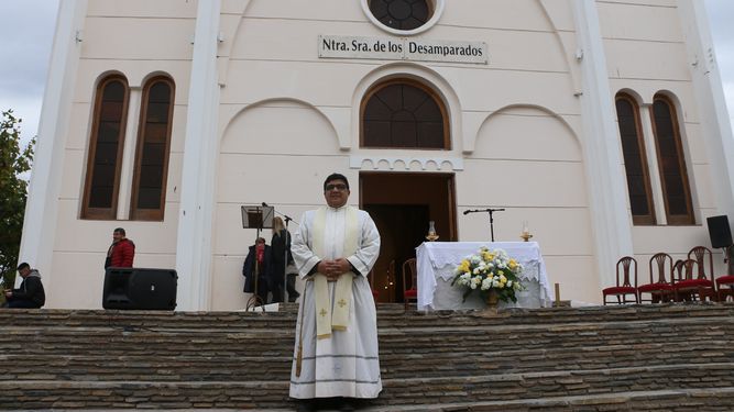 El Padre Daniel Ríos, en la puerta de la Parroquia de Nuestra Señora de los Desamparados.