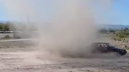 Video: apareció un remolino en Caucete y casi le llevó el auto al rey del TikTok