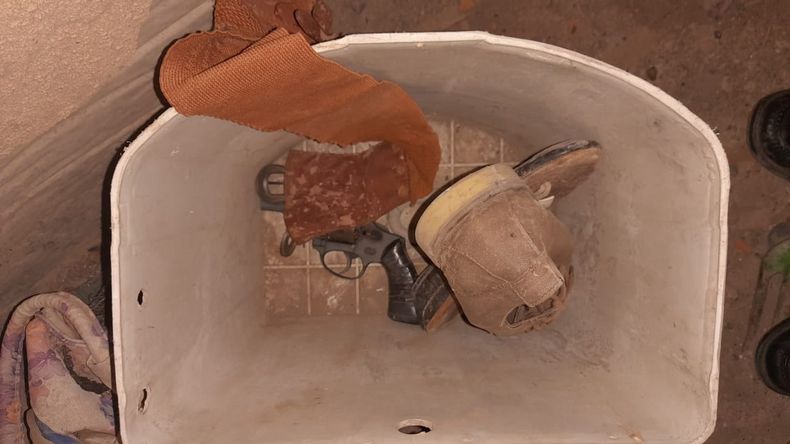 Prueba. Los uniformados secuestraron un revólver, según informaron en la Policía.