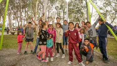 Inauguraron plaza en Villa Observatorio y entregaron maquinaria a nueve cooperativas