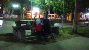 El drama de una familia sanjuanina que vive en la calle y duerme en la plaza