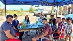 Jóvenes de Angaco junto a los profesionales que capacitan en Salud Integral.