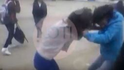 Video: dos chicas terminaron a las piñas en la puerta de la escuela