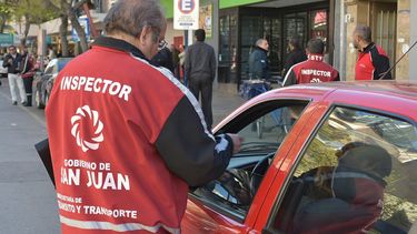 Tránsito sale a controlar a taxis y remises