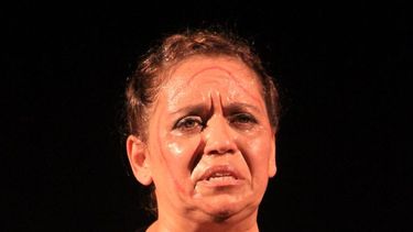 A sala llena, las mujeres representaron la violencia de género