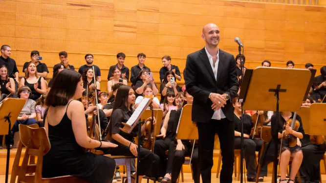 Abel Pintos se vistió de gala y sorprendió a los chicos del coro en el Auditorio Juan Victoria