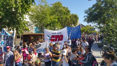 Multitudinaria marcha de trabajadores en el microcentro