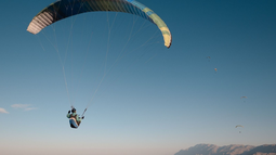 Un encuentro de parapente, con show en el cielo, música y patio de comidas y cervecero se vivirá el próximo sábado en San Juan.