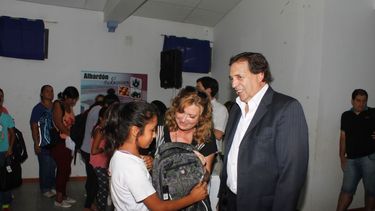 Entrega de kits escolares en Albardón