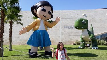 Tere se sorprendió al ver su versión gigantesca en la puerta del Teatro del Bicentenario