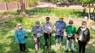 La huerta que revivió a los adultos mayores de la Residencia Eva Duarte de Perón