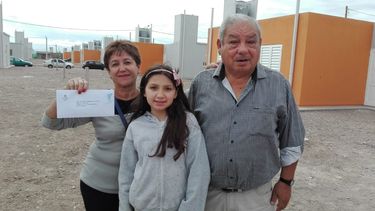 Video: tras 45 años de espera, llegó la casa para el más paciente chofer