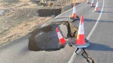 Algunas rutas de Islandia se están agrietando ante los constantes terremotos.