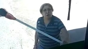 Escobazo viral: la vecina santaluceña que descargó su furia contra un colectivo