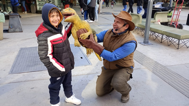 Dino Baby, la atracción en la Peatonal, en medio de las vacaciones de invierno en San Juan.