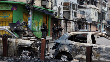 Río de Janeiro se encuentra en un estado de guerra total por la disputa entre la policía y las bandas narco. Río de Janeiro se encuentra en un estado de guerra total por la disputa entre la policía y las bandas narco.