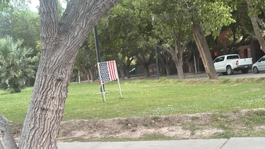 Plantaron una bandera de EE.UU. en una plaza de Rivadavia y causó sorpresa entre los vecinos