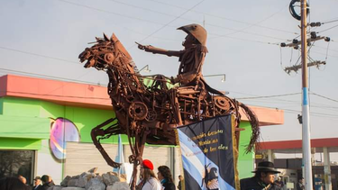 Conocé el nuevo monumento a San Martín hecho en San Juan con pedazos de pupitres y piezas de motores