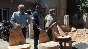 La motosierra al servicio del arte, en una vereda sanjuanina