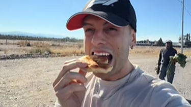 Un famoso tiktoker visitó San Juan por primera vez y confesó: Amé la semita