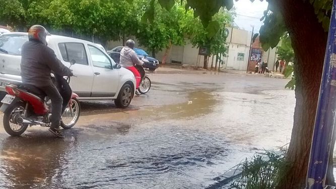 La odisea de transitar a pie por las calles inundadas