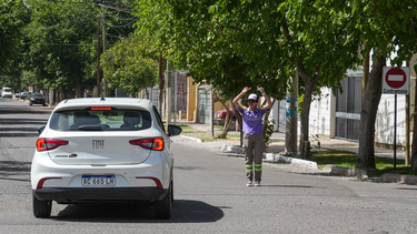El cambio de tránsito en distintos tramos de dos arterias de la Capital generan confunsiones y demandan el intenso trabajo de Monitores Urbanos.