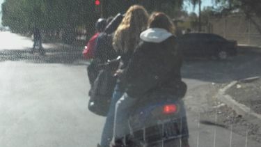 Captó a una mujer con dos chicos en una moto: todos sin casco
