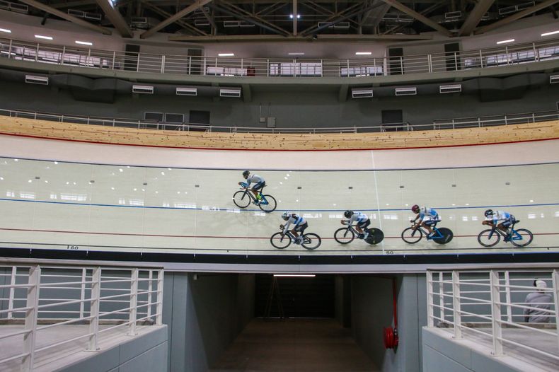 Los sanjuaninos que estarán representando a la Selección Argentina, entre ellos Nicolás Tivani, Maribel Aguirre y Rubén Ramos, dieron una vueltita por la pista antes de la competencia oficial.&nbsp;