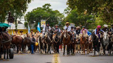 Pese al frío, la paisanada sanjuanina se reunió para cabalgar hasta la Difunta Correa