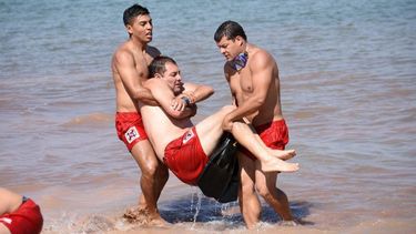 Con un ejercicio final de buceo y rescate, bomberos terminaron su capacitación