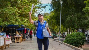 Oscar realizando su tarea en Plaza Laprida. En la actualidad, también suele vender diarios en la esquina de avenida Libertador y Laprida.&nbsp;