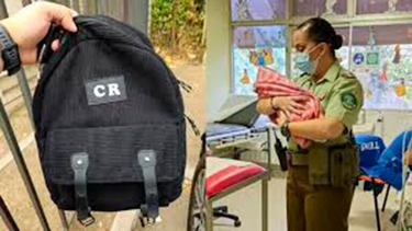 Una carabinera sostiene el bebé recién nacido que fue encontrado dentro de una mochila en Chile.