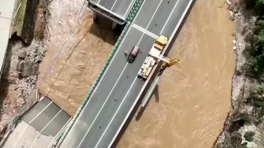 La estructura del puente se vio resentida por la fuerza del agua que provocaron las intensas lluvias sufridas en los últimos días en esta parte de China.