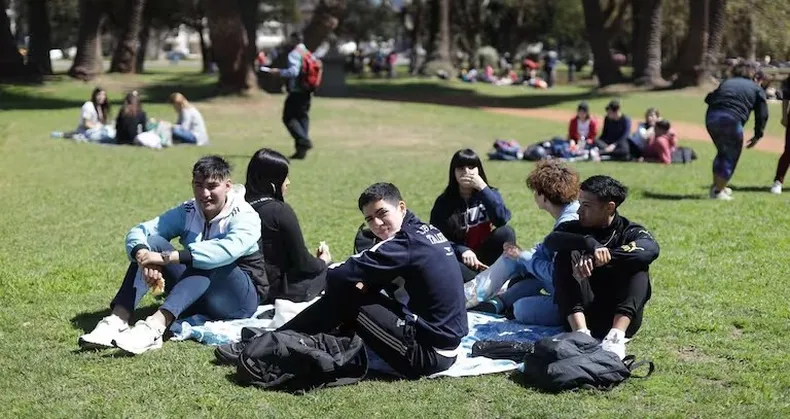 Jóvenes reuniéndose previo al Día del Estudiante en San Juan.