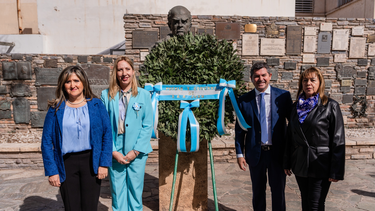 El gobernador Marcelo Orrego encabezó el acto en homenaje a Domingo Faustino Sarmiento en su día.