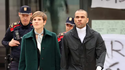 Dani Alves salió de prisión acompañado de su abogada,